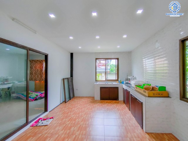 *****ทาวน์เฮ้าส์มือสองย่านนนทบุรี ม.ออมธนา ชัยพฤกษ์-วงแหวน #หลังมุม เนื้อที่กว้างขวางถึงเกือบ 79 ตร.ว. ฟังก์ชันจัดเต็ม 3 ห้องนอน 4 ห้องน้ำ 2 ที่จอดรถ หลังใหญ่ พื้นที่เยอะ ต่อเติมหลังบ้านอย่างดี บนทำเลดี เชื่อมต่อถ.กาญจนาภิเษก ใกล้ทางด่วน "ศรีรัช"